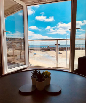 Beach House Apartment 1 - St. Ives harbour front apartment with stunning views